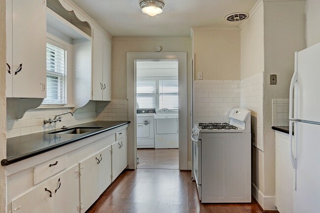 Building Photo - Well Maintained 2 Bedroom House