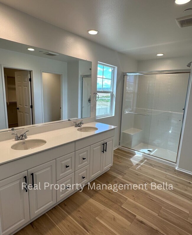 Building Photo - Modern Luxury Awaits: Discover Your Dream Home!