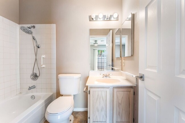 Building Photo - Single Story  2 bedroom and 2 bathroom Con...