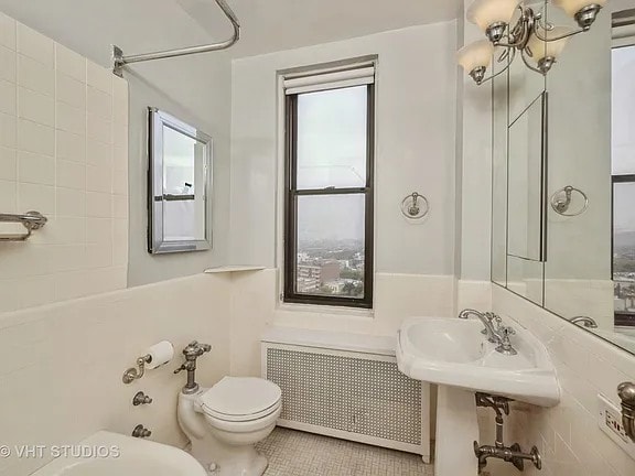 Bathroom - 2000 N Lincoln Park W