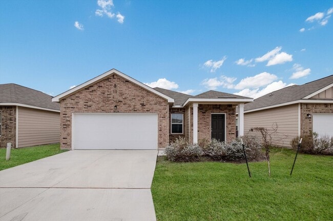 Building Photo - Ranch Style 3 Bed 2 Bath with Freshly painted and New Floors!