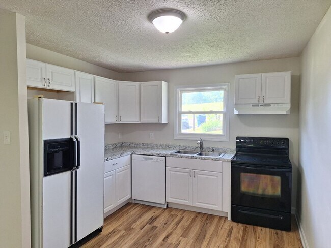 Building Photo - Duplex located in the heart of Oak Ridge.