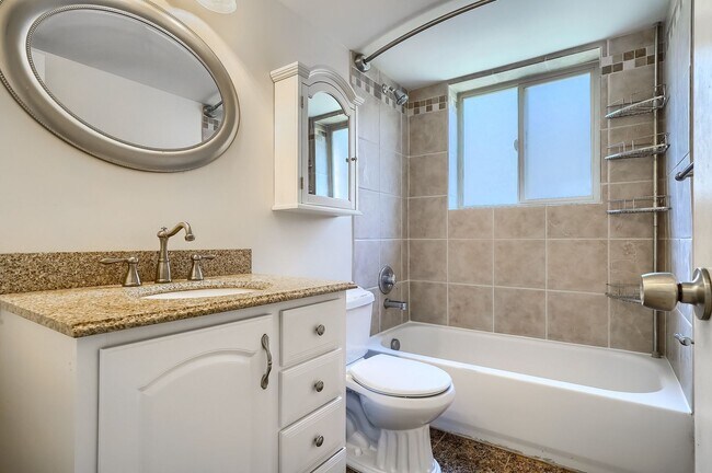 Building Photo - 3 Bed / 2 Bath Capitol Hill Condo | 2 Parking Spaces | Balcony | Walk Score 95 "Free April Rent"