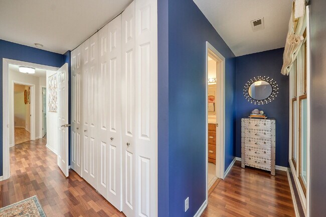 Building Photo - "Charming 3-Bed Townhouse with Scenic View...