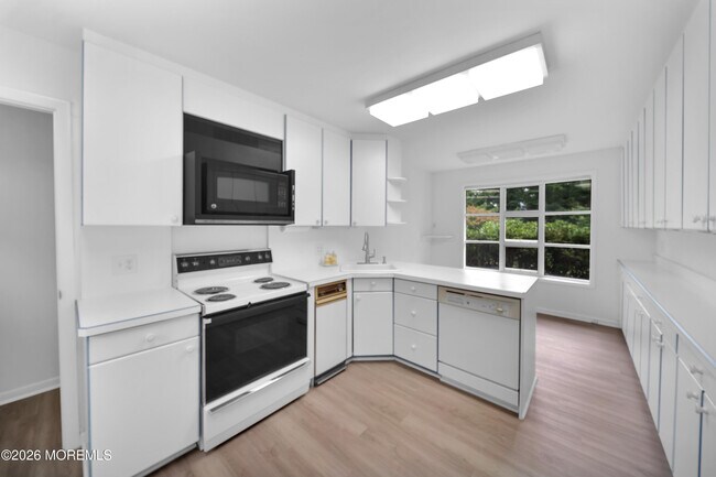 Building Photo - 170 Bingham Ave