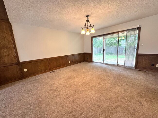 Building Photo - Gorgeous 3 bedroom 2.5 bathroom Duplex home!