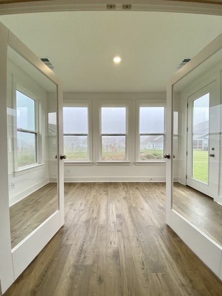 Building Photo - 647 Conifer Dr