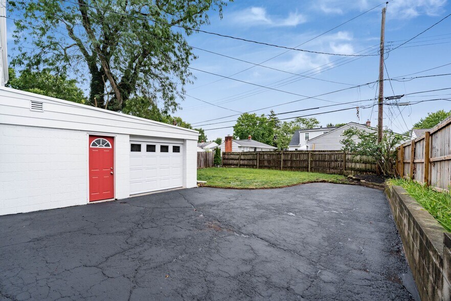 Building Photo - 884 S Chesterfield Rd
