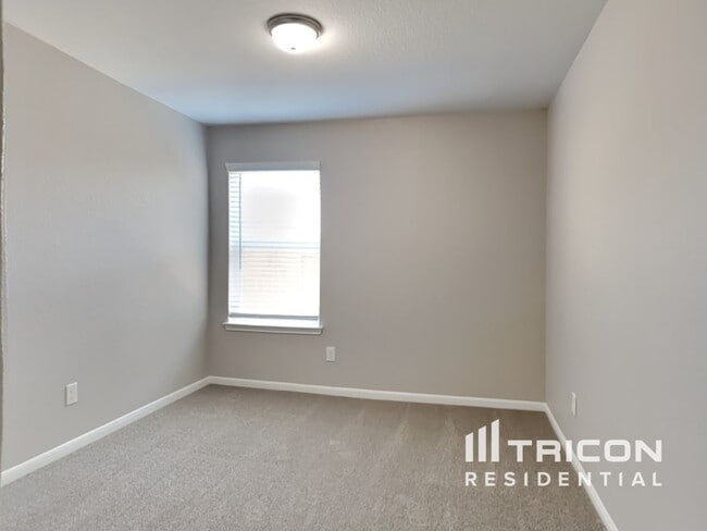 Building Photo - 717 Totem Trail Dr