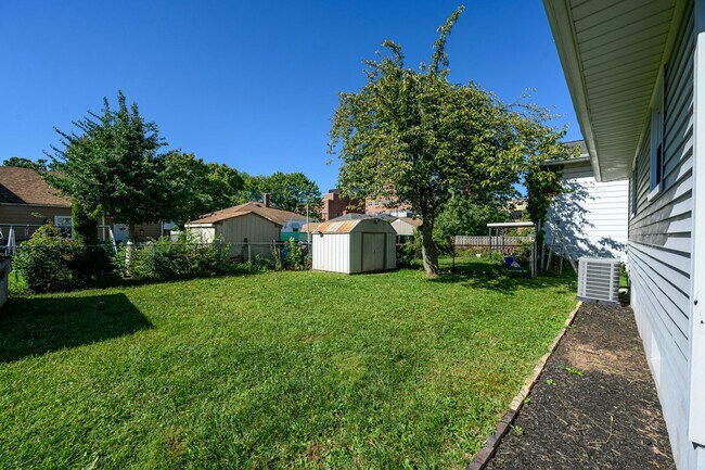 Building Photo - 6 Madison St