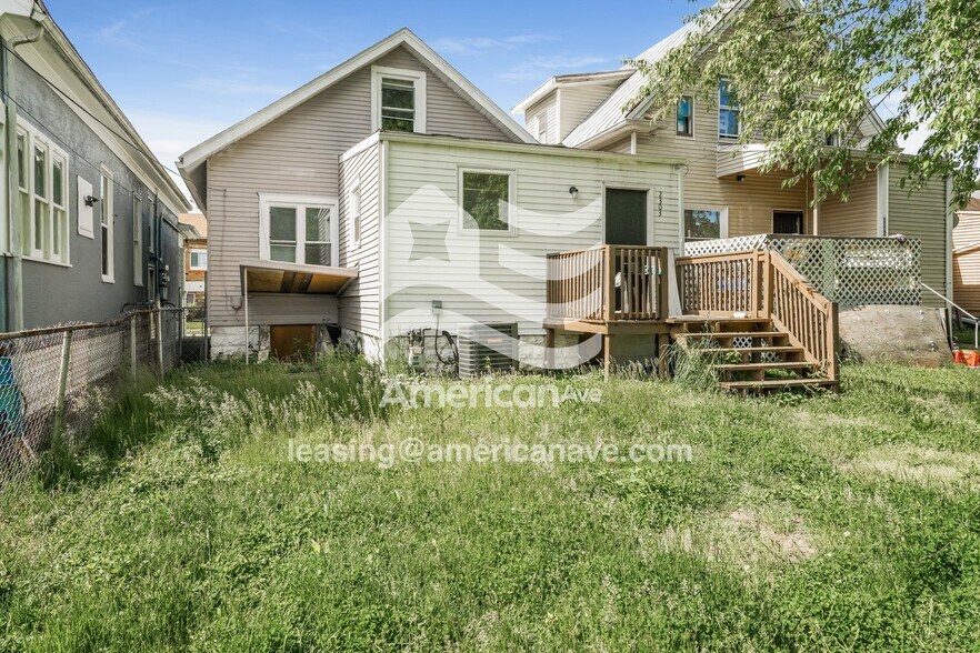 Building Photo - 2303 W Oak St