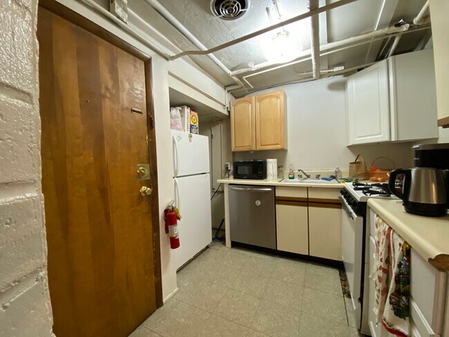 Kitchen - 517 E Ann St