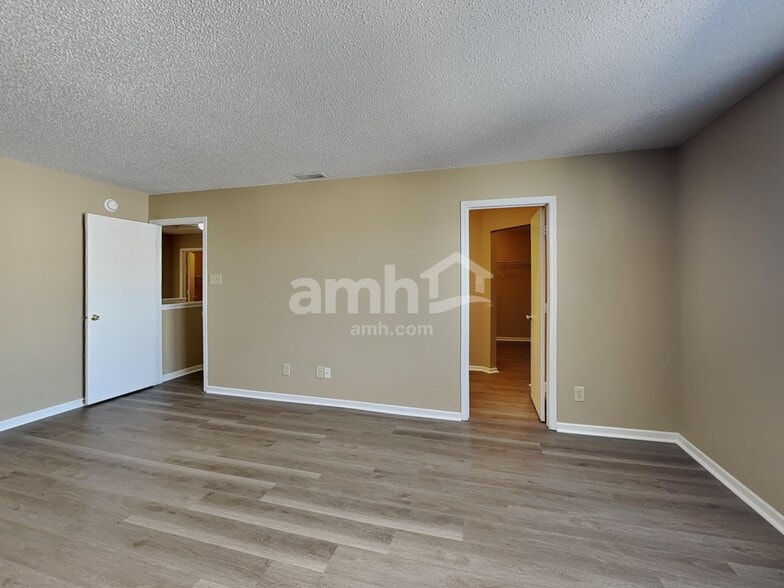 Building Photo - 990 Brookhaven Dr