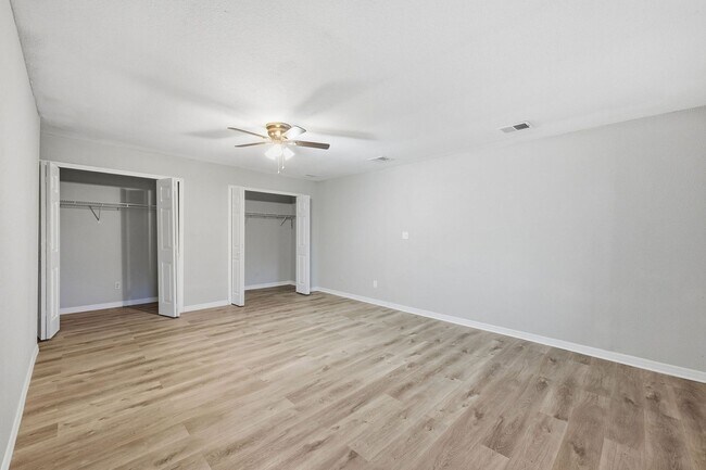 Building Photo - Rare Find! Spacious 2/1 Home on Huge Lot - Perfect for Work Vehicles, Boats & Pets***JANUARY SPEC...