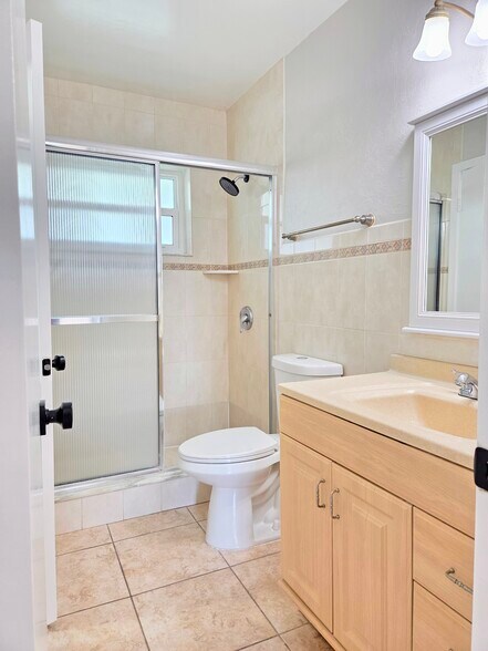 Building Photo - 3300 NE 10th Ter