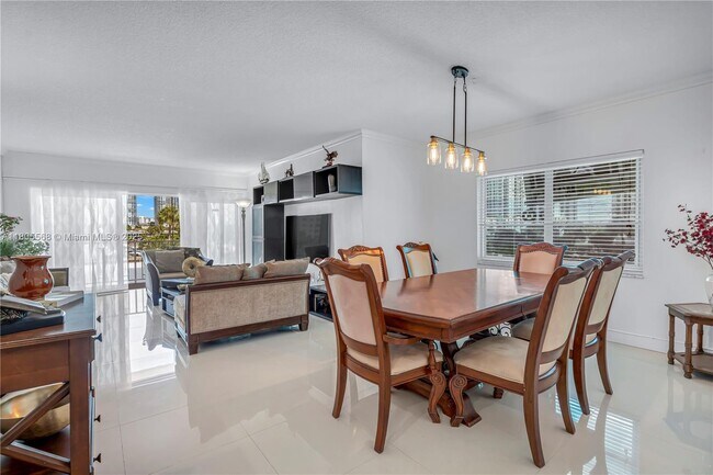 Building Photo - 500 Bayview Dr