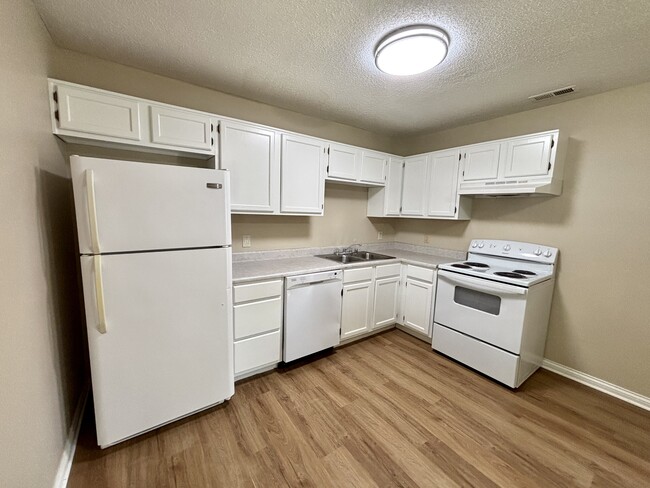 Building Photo - 5317 Beechwood Dr
