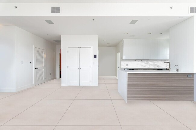 Building Photo - 3940 N Flagler Dr