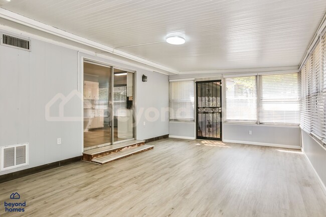 Building Photo - Cozy & gorgeous 3 bedroom / 2 full bath wi...