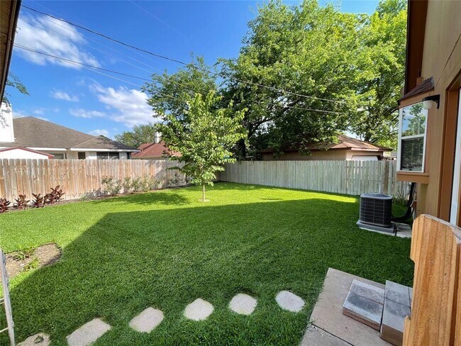 Building Photo - 16917 Ardisia Dr