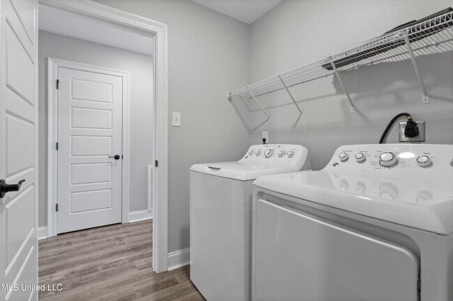 Building Photo - 3 Bed / 2 Bath Home – Modern Finishes & Convenient Location