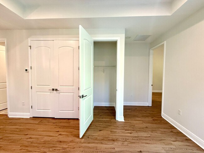 Building Photo - Gorgeous, Modern 2/2 Duplex in Orange City!