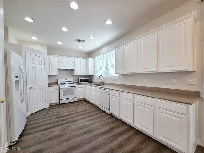 Building Photo - 8789 Ashley Park Ave