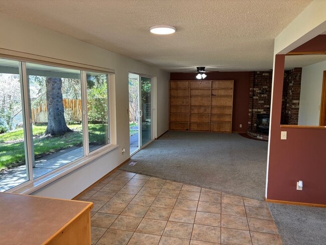 Building Photo - Riverfront home!!!! 3 Bedroom near downtow...
