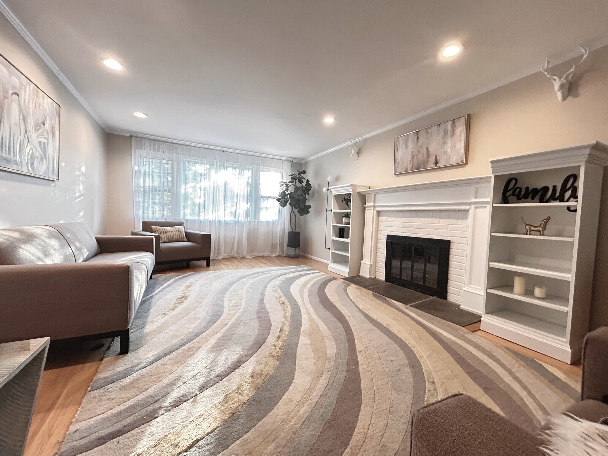 Living room with fire-burning fireplace - 10 Lundy Ln