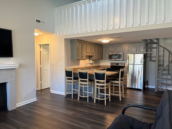 Building Photo - One-bedroom, One-bath Condo with Loft in S...