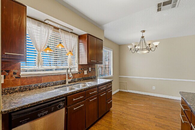 Building Photo - 3-Bedroom Duplex with Refrigerated AC.