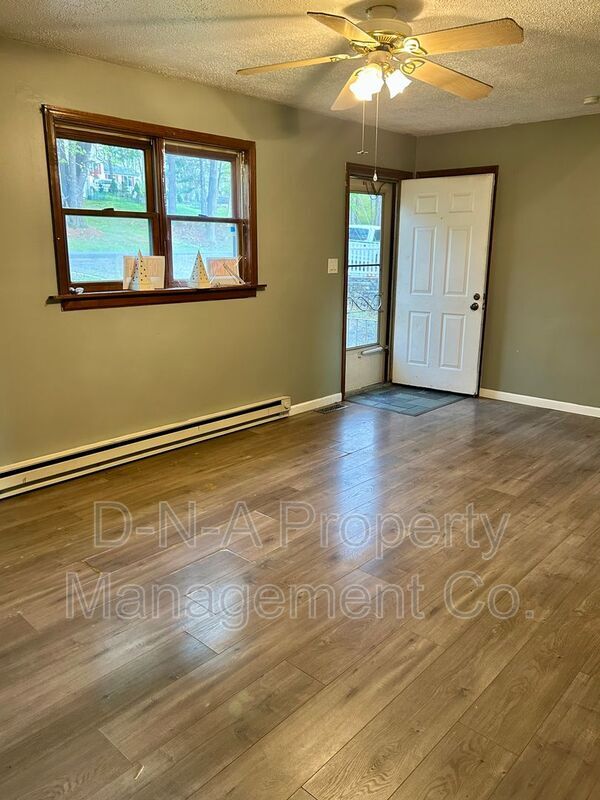 Building Photo - 5081 Pine Ridge Rd N