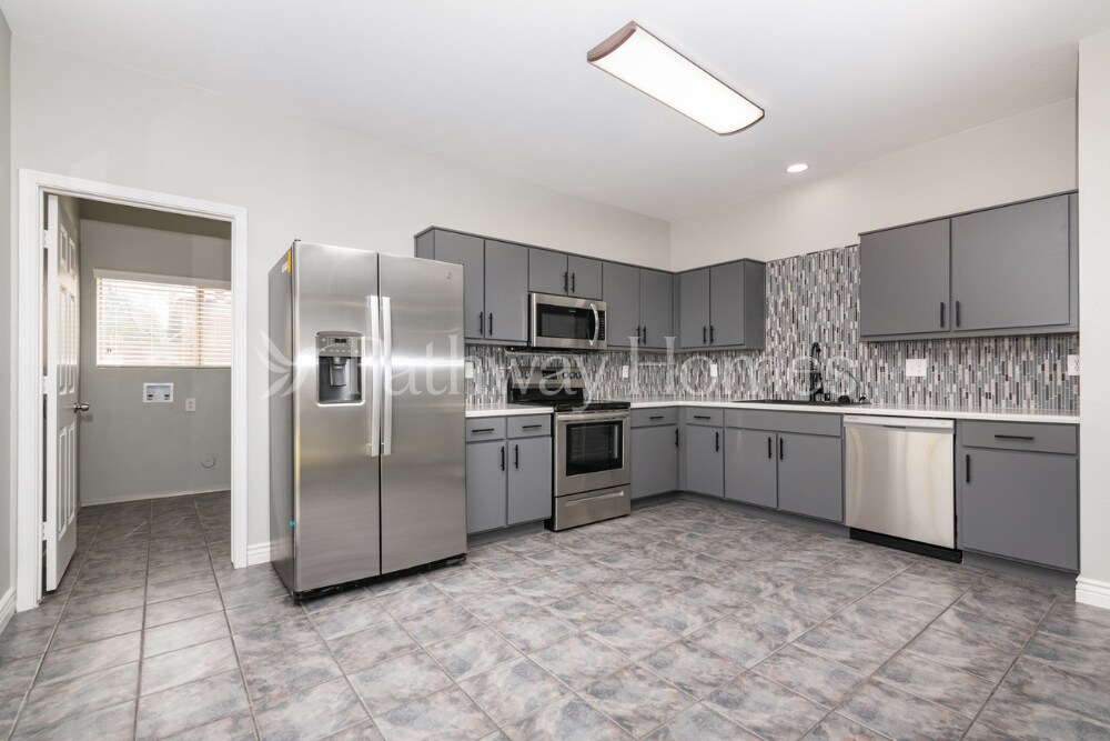 Building Photo - 13856 W Ironwood St