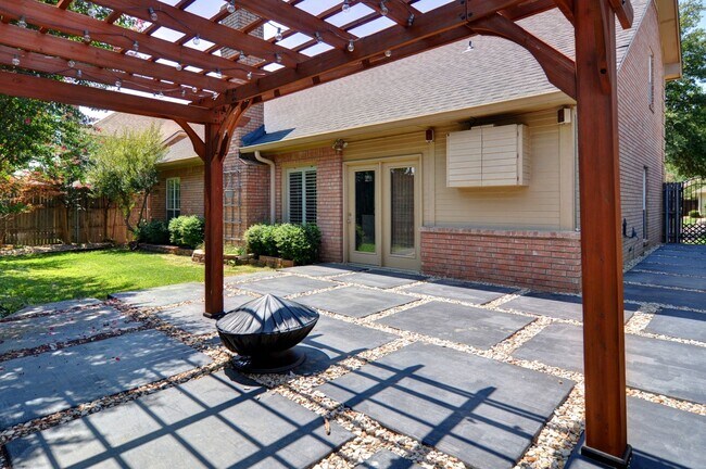 Building Photo - 3 Bedroom Home - Ridglea Country Club Estates