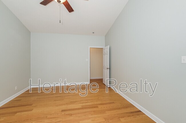 Building Photo - 880 Glenfield Dr