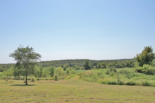 Building Photo - New price! Enjoy country living and seclus...
