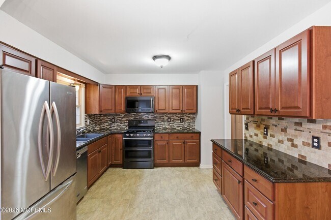 Building Photo - 536 River Dr