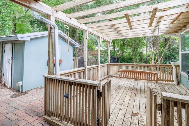 Building Photo - 208 Pinecrest Ln