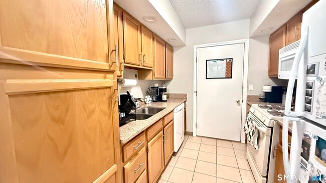 Building Photo - 16 Maple St