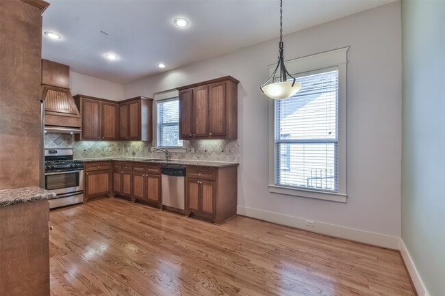 Building Photo - 1030 W 16th St