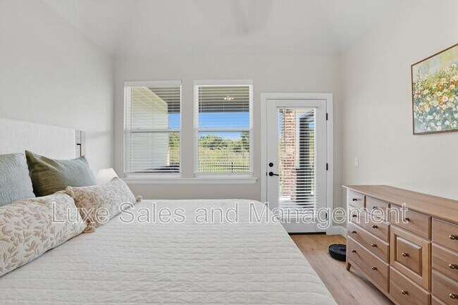 Building Photo - 4200 Abbey Pk Dr