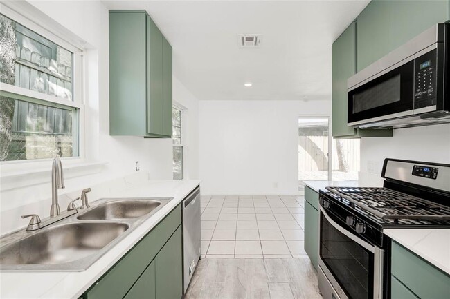 Building Photo - 3304 Dolphin Cove