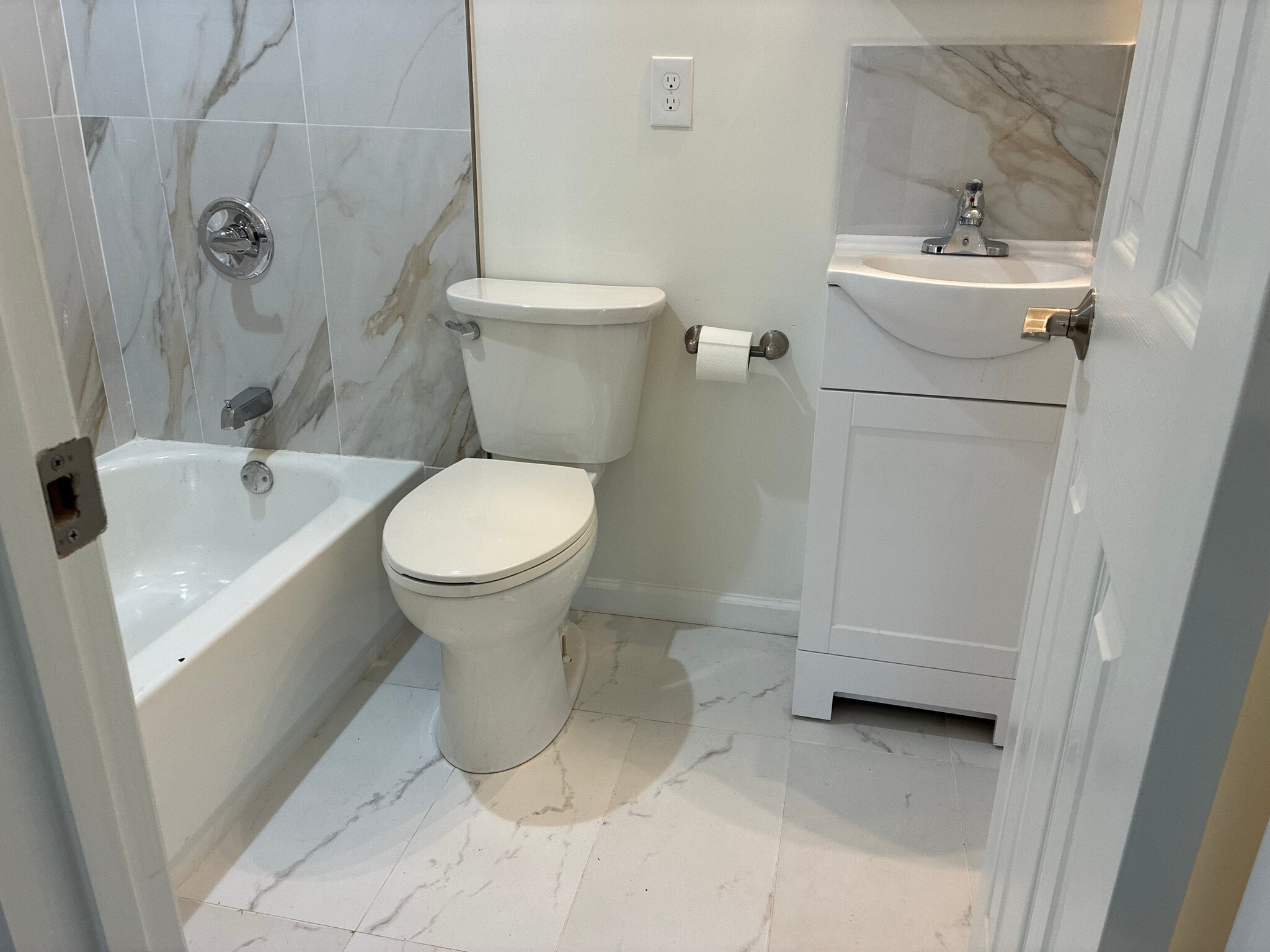 Building Photo - Room in House on Lincoln St SW