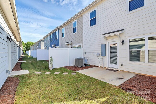 Building Photo - 646 Sagecroft Ln