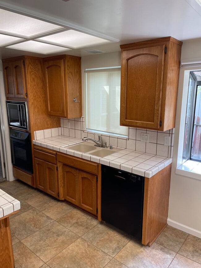 Building Photo - East Sacramento Single Family Home