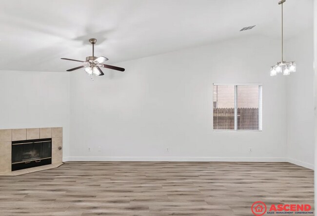 Building Photo - Spacious 4BD/2BA Home in Bakersfield (93312) – Garage, Fireplace & Pet-Friendly!