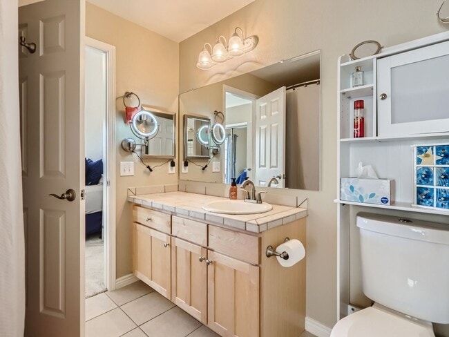 Building Photo - Evolve Real Estate: Bright 1 Bedroom Condo with  Private Garage near DTC!