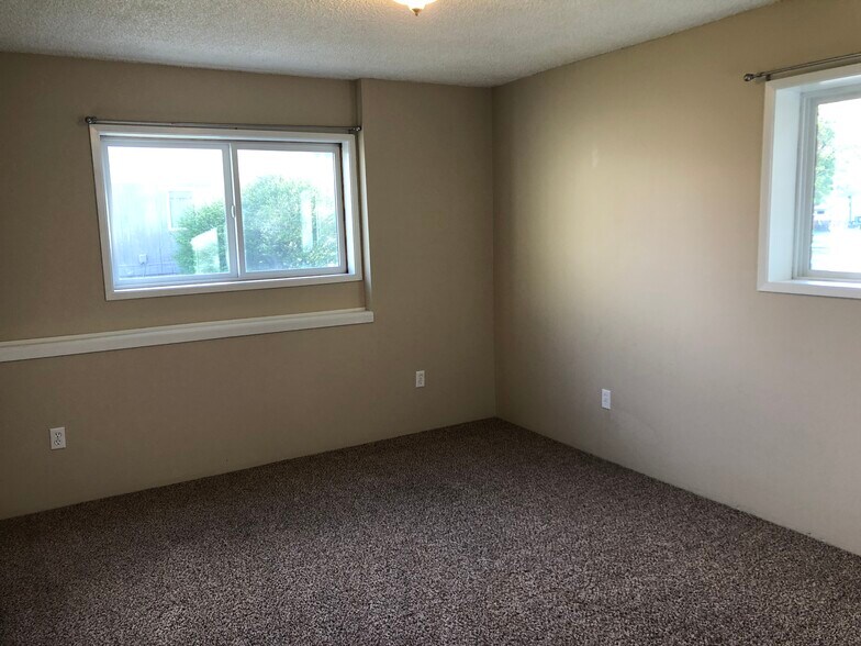 Building Photo - 1804 N Oak St