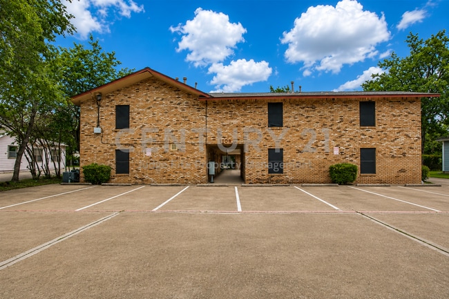 Building Photo - Spacious 2/1.5 in Denton Ready For Move-In!