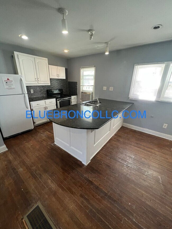 Building Photo - Charming house with nice updates and Grani...